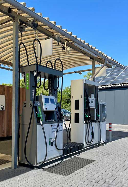 Benzinestation aan de Belgisch-Nederlandse grens