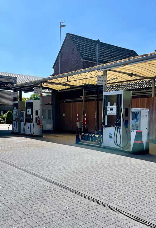Petroleum tankstation aan de Belgisch-Nederlandse grens