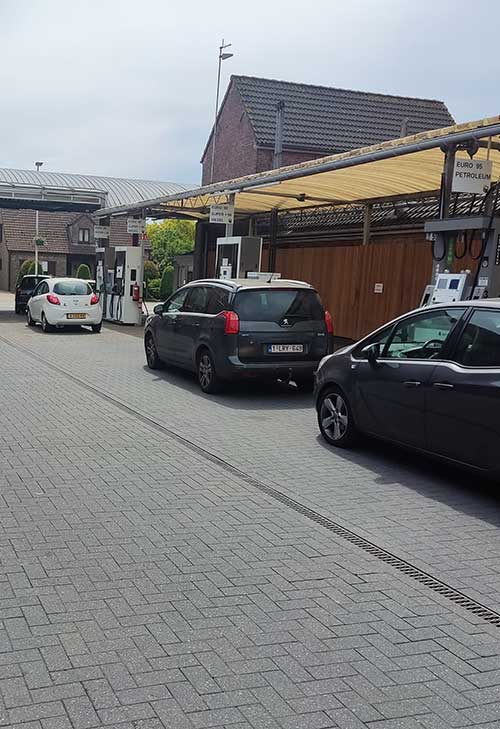 SUPER+ 95 tankstation aan de Belgisch-Nederlandse grens